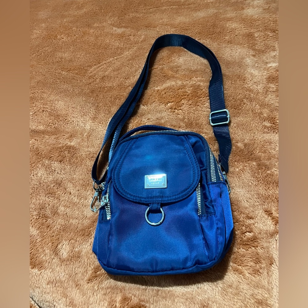 Compact Water Resistant Nylon Crossbody ✨NWOT✨